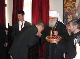Στο μικρό καθολικό, οι γέροντες ξαπλωμένοι στο έδαφος, παραδομένοι στην εικόνα του. Tzokobits Panw Apo A8lhths Eimai Xristianos Or8odo3os Ekklhsia Online