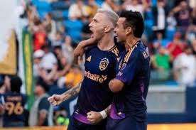 Chucky Lozano asiste y LA Galaxy vence 2-1 al New England Revolution
