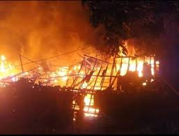 Kebakaran di jalan papandayan kota garut. Lupa Matikan Api Di Tungku Kebakaran Di Pasirjambu Bandung Lalap 6 Rumah Korban Mengungsi Ke Tenda Pikiran Rakyat Com