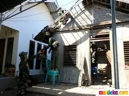 Kepala puskesmas jati ahmad muhammad usai dikunjungi menteri kesehatan mengaku ditanya soal kemampunn dalam melakukan 3t (tracing, testing, treatment). Foto Aksi Prajurit Tni Renovasi Rumah Lalu Muhammad Zohri Merdeka Com