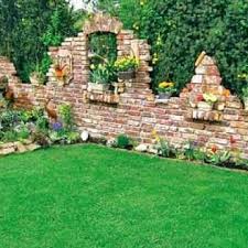 Wir Zeigen Ihnen Wie Sie Aus Zwei Euro Paletten Eine Bluhende Und Schutzende Wand Bauen Diese Halt Nicht Nur Neugierige Garden Projects Garden Wall Diy Fence