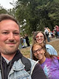 Photo post card taken at The Higgason Studio, 8 North Pack Square. The note  says, "This pair of queens beats any pair of kings any old time. And as  you'll no doubt