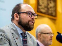 666 tisíc korun měsíčně. Nejlíp placený muž českého zdravotnictví přišel  jen o odměny