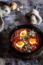 Delicious Vegetarian Shakshuka With Red Pepper And Egg Savory Breakfast Or Quick Lunch For Easy Recipe Visit Klara And Rezepte Shakshuka Lebensmittel Essen