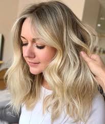 What inspired you to become a #hairstylist? ⁣ ⁣ Btw, did you see this  gorgeous face framing #babylights + #balayage? Ashley inspires us with her  talented work! 🏆🏆🏆⁣ ⁣ @the_blondologist #Joico Formula:⁣ ⁣