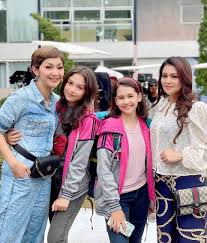 Penuh Chemistry 10 Momen Ratu Dewi Sandrinna Michelle Yang Akrab Bak Ibu Anak Di 2020 Foto Selebriti Anak Selebriti