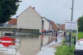 Reddingswerkers probeerden mensen te redden met behulp van boten en vrachtwagens. Y9hkz8094gqvim