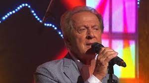 Già, ormai è un ospite fisso su la7. Who Is Memo Remigi Career Private Life And The Truth About The Story With Barbara D Urso Ruetir