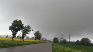 Starcie tych dwóch mas powietrza sprawiło, że utworzyły się fronty burzowe i występowały najsilniejsze prądy wstępujące. To Bylo Tornado Klinowe Niezwykle Rzadki Fenomen W Polsce Zobacz Przerazajacy Filmik Twojapogoda Pl