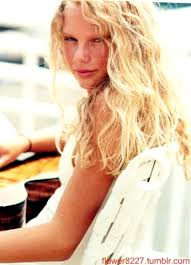 Her mother, andrea gardner swift (née finlay), is a former homemaker who previously worked as a mutual fund marketing executive. Taylor Swift Rare Pictures Young Taylor