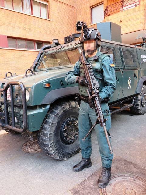 El armamento y los vehículos del GAR están diseñados para operaciones prolongadas y escenarios de alta intensidad, generada por IA