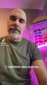 « Défie les jugements et les attentes des autres. Dans un monde où chacun  projette sa réalité sur toi, souviens-toi : ce n’est pas personnel. Ta  véritable puissance réside dans la confiance en toi. 💪 ...