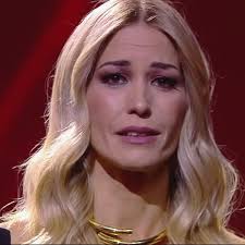 Mi sono vergognata di tornare a lavorare, di uscire a cena con mio marito,  persino andare dal parrucchiere quando ho sentito un'altra donna  sussurrare: Che ca**o ci fa qui la Santarelli? Io