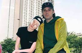 Au cœur de moi was released as the fourth single from the album on 6 february 2017. Qui Est Perl La Fille Qu Orelsan A Rencontree Sur Internet