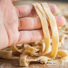 Come fare la pasta brisee disponete la farina a fontana sul piano di lavoro oppure in una ciotola oppure nel robot a lame. Pasta Fresca All Uovo Con Semola Di Grano Duro I Puntara Farina Russello Sicilia