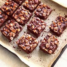 Brownies Mit Karamelisierten Haselnussen 3 Rezept Gibt S Direkt Auf Der Startseite Meines Blogs Rezeptaufdemblog Backeri Dessert Ideen Rezepte Backrezepte