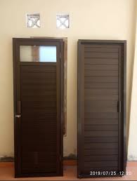 Dibanding yang lainnya, pintu kamar mandi kaca membutuhkan perawatan yang lebih teratur jadi kamu tak bisa menyamaratakan material pintu kamar mandi yang bagus dan awet itu terbuat dari apa. Kelebihan Dan Kekurangan Pintu Kamar Mandi Aluminium Coklat Yang Harus Anda Pertimbangkan Solusi Mencegah Kekecewaan Indo Glass Craft