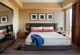 Warna abu kehitaman yang menjadi dasar dari dinding tempat kamu menyimpan tempat tidur ini, akan memberikan kesan elegan serta modern. Kamar Tidur Minimalis Elegan Inspirasi Desain Rumah 2019