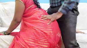 Pink saree pahani huyi bhabhi ko dekalhar raha nahi gaya aur bhabhi ko chod  diya