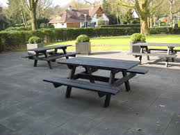 kunststof picknicktafel relax is ideaal voor op het schoolplein picknicktafel straatmeubilair hekwerk