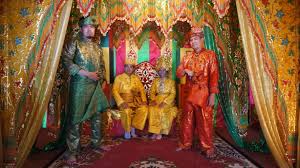 Bentuk, corak, aksen, dan warna dari suatu busana memiliki esensi yang berakar pada filosofi kehidupan. Filosofi Warna Pada Pakaian Adat Melayu Pulau Penyengat National Geographic