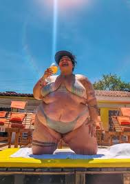 Thais Carla atualiza o bronze com biquíni de fita | Celebridades | Vogue