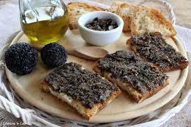 Sformatino di polenta con fonduta di formaggi e tartufo nero. Crostini Al Tartufo Scorzone Estivo Ricetta Tipica Umbra