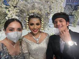 Her wedding was held in three major cities, namely jakarta, bali and bandung. Aurel Hermansyah Wears A Rp 8 Billion Diamond Necklace Which Is Exactly The Same As Nagita Slavina S Netizen Only The Sultan S Wife Can Use It All Pages World Today News