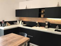 Un joli mix, dont seul meuble tv noir et bois à le secret. Cuisine Sans Poignee Avec Verriere A Couffe