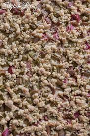 Sonst gibt es ärger von partner und kollegen. Schneller Rhabarberkuchen Mit Streuseln Vom Blech Stylish Living