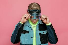 Bad bunny] y a vece' e' dolce, a vece' bulgari cuando te lo quito despué' de lo' partie' las copa' de vino, las libra' de mari tú estás bien suelta, yo de safari tú muevе' el culo fenomenal pa' yo dеvorarte como animal si no te ha' venío', yo. Bad Bunny Hints At New Album Billboard