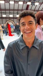 Sepertinya Marc Marquez mau nikah kalau juara dunia musim ini atau musim  depan dan berhasil menyamai rekor gelarnya Valentino Rossi!.😅, Dan  pastinya pensiun dengan tenang, karena target itu yang masih ...