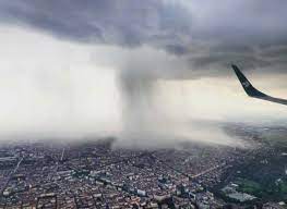 A downburst is a strong downdraft which causes damaging winds on or near the ground. Weather Meteo World Ar Twitter Wow Brilliant Airborne Capture Of A Downburst Over Torino Northwest Italy Recently Source Meteo Reporter Storm Fb Severeweather Extremeweather Aviation Https T Co Umztyxcdma