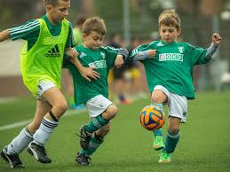 Jul 06, 2021 · auf der site werden bestimmungen, adressen, der kalender, ein servicebereich und infos zur nachwuchsarbeit angeboten. 10 Spiele Fur Fussball In Der Schule Kubler Sport Magazin