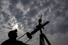 Sonnenfinsternis und Sternschnuppen: Diese Himmelsspektakel bringt der August — RP Online