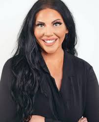 Julie Munch's Instagram, Twitter & Facebook