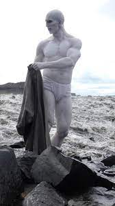 Он играет на позиции левый вингер. Prometheus Set Photos Show What S Under The Engineers Robes Plus A Never Before Seen Character Filme Aliens Alienigenas Do Passado Star Wars Personagens