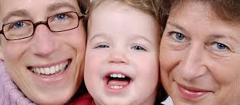 Mutlu Varlıklı Bayan Parayla Poz Veriyor Beyaz Bir Arka Plana Karşı Tasasız  Bir Ruhla Zarafet Sergiliyor Fotoğraf Arka plan Ve Ücretsiz İndirmek İçin  Resim