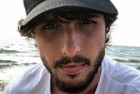 Fabio si è definito un ragazzo caparbio, determinato e molto schietto ed ha rivelato di cercare una donna che il corteggiatore di silvia raffaele ha portato una grande rivalità all'interno dello studio di uomini e donne, infatti gli altri. Chi E Fabio Ferrara Biografia E Vita Privata Popcorn Tv