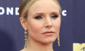 Kristen Bell käyttää hanskoja uima-altaassa
