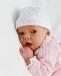 Fotos preciosas de Oliver desde recién nacido. Nos gusta mucho ver cositas  hechas en Atelier. Podéis elegir cada detalle como añadir bodoques en el  arrullo, modificar volantes o elegir combinaciones de tejidos