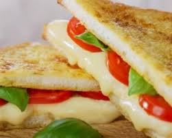 Recette De Sandwiches Legers En Triangle Fromage Et Tomate Toastes Recette Recette Diner Facile Recette Sandwich Recette