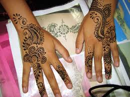 The leaves from the plant are crushed and make into a paste to safely draw a design directly on the skin. Getting Henna In Little India Singapore Adventurous Kate