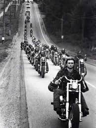 HELLS ANGELS: ORIGEN, EXPANSIÓN Y CONTROVERSIAS DEL CLUB MOTERO MÁS FAMOSO DEL MUNDO Los Hells Angels surgieron en la posguerra estadounidense, en un momento en que miles de soldados regresaban de Europa