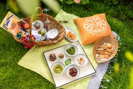 Emotions are ignited amongst the complacent townsfolk when a handsome drifter arrives in a small kansas community on the morning of the labour day picnic. Schenkel S Picknick Rezepte Julian Kutos Kochkurse Rezepte