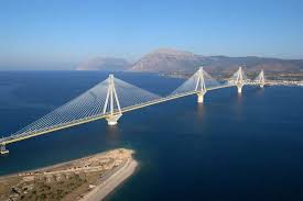 Ένα από τα ωραιότερα έργα παγκοσμίως, έχει μήκος 2.883m, το μέγιστο βάθος θεμελίωσης είναι 65m,αντέχει σε σεισμό 7.4 της κλίμακας ρίχτερ,αντέχει σε σύγκρουση με δεξαμενόπλοιο 180.000 κόρων και αντέχει την πίεση ανέμων με ταχύτητες 265 km/h! 26xronos Poy Phdh3e Apo Th Gefyra Rioy Antirrioy Mama Mpampa Den Antexw Allo Aftodioikisi Gr