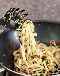 Fettuccine Aglio E Olio With Sun Dried Tomatoes Dried Tomatoes Sun Dried Tomato Fettuccine