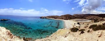 Το βιβλίο είναι στο τραπέζι. Beach Tripiti Marina Pilot
