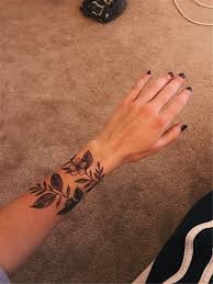 50 Sinnvolle Handgelenk Armband Floral Tattoo Designs Fur Sie Seite 22 Von 50 Chic Hostess Tattoos Flowertattoos Inspiration Tattoos Dovme Ve Cicekli Dovmeler