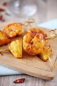 Brochettes De Crevettes Et Ananas Caramelises Au Piment D Espelette Recette Recettes De Cuisine Brochette Crevette Cuisine